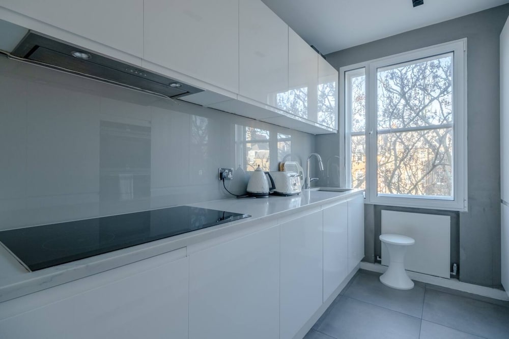 Modern and Luxurious 2 Bedroom Flat - Barons Court