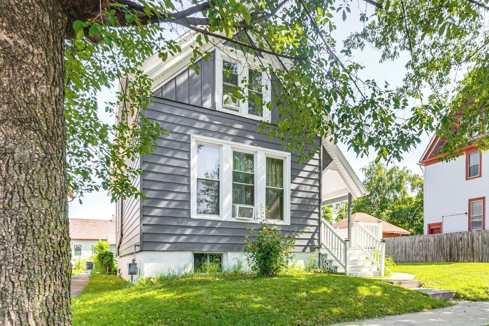 2 Mi to Dtwn Milwaukee: Family Home w/ Yard