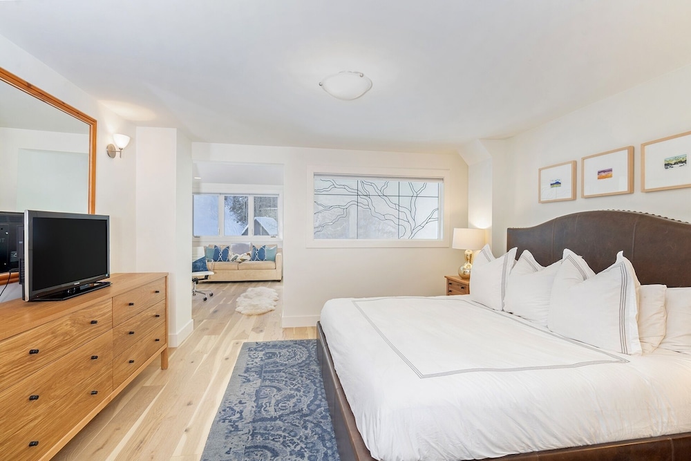 Remodel For 2022! Ski In/ski Out + Parking 3 Bedroom Condo by RedAwning view 2