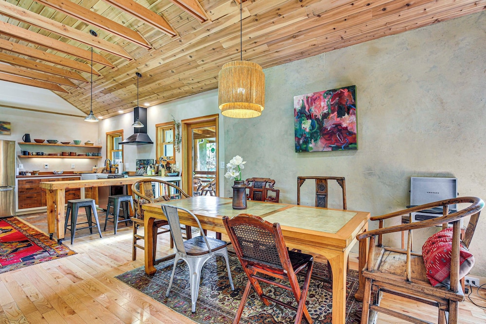 Unique & Serene Retreat, 7 Mi to Downtown Portland