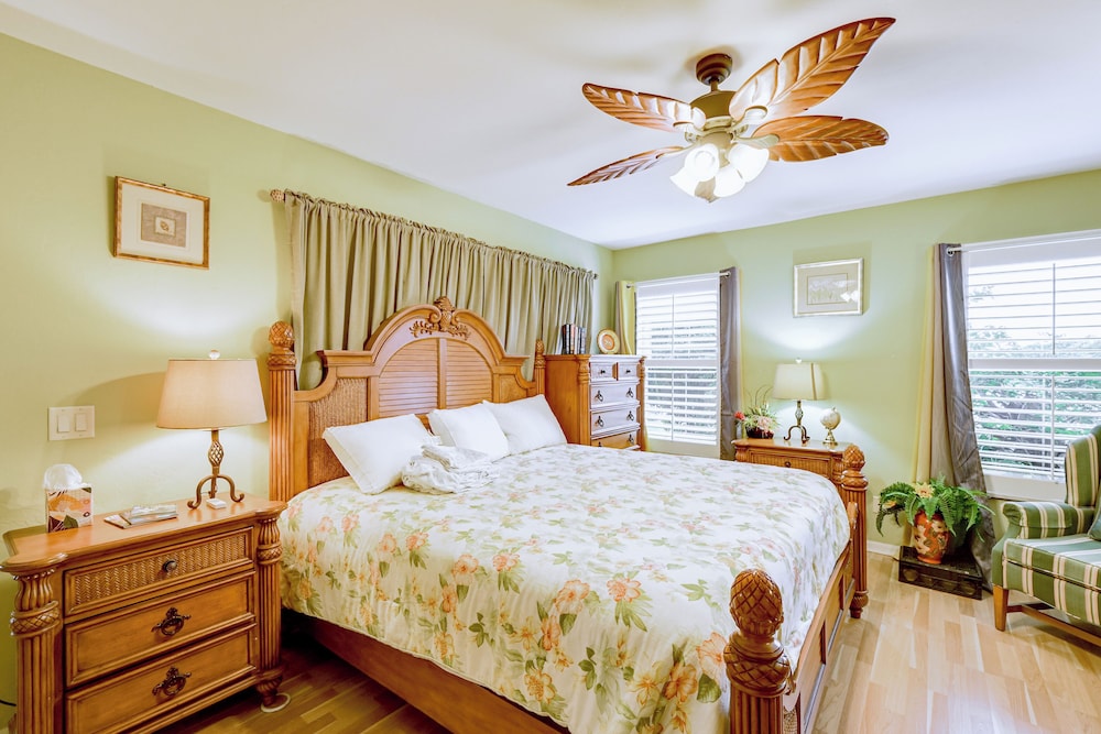 Extended Stay in Estero: Townhome w/ Lake Views!