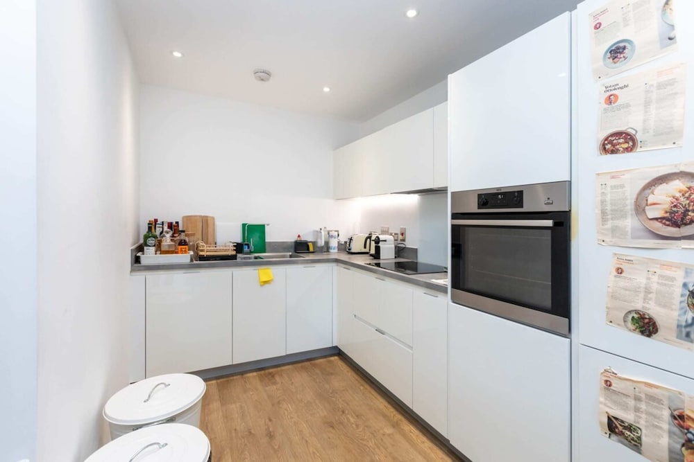 Peaceful & Vibrant 1BD Flat W/balcony- Bow Common!
