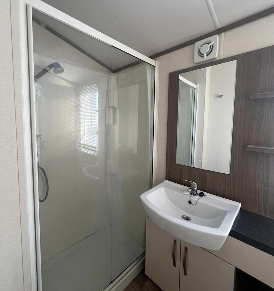 2 bed Platinum-sleeps 6-decking-free Parking view 5