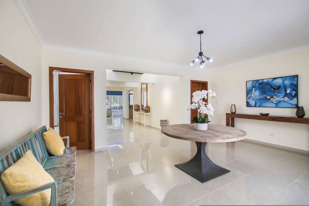 Luxury Golf Villa in Bavaro Cocotal Palma Real Pool Jacuzzi Staff