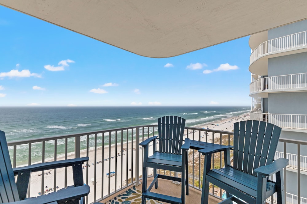 Coastal Hideaway: Cozy Beachfront Studio Sleeps 4 With Stunning Views!