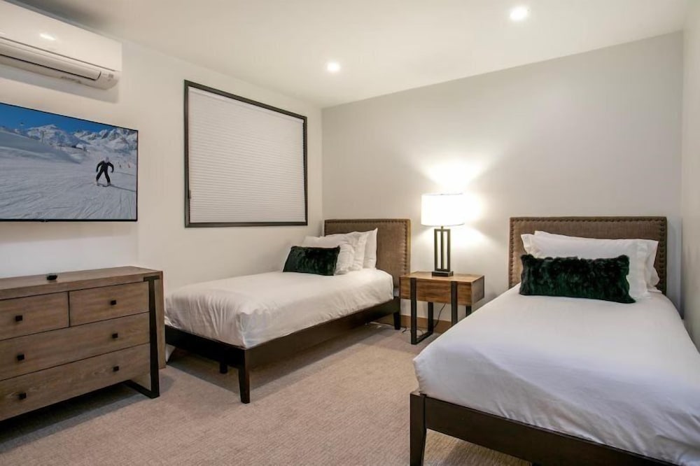 Diamond-rated 2BR Condo in Heart of Vail Village - Center Place