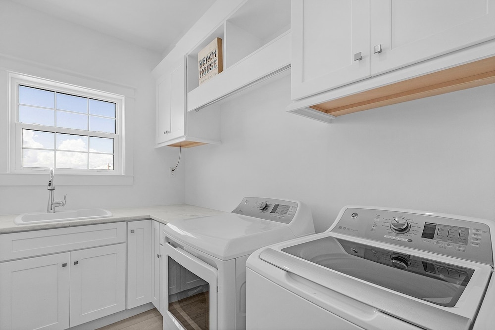 673 White Sands Retreat: Bay Views, Pool, Elevator 5 Bedroom Home