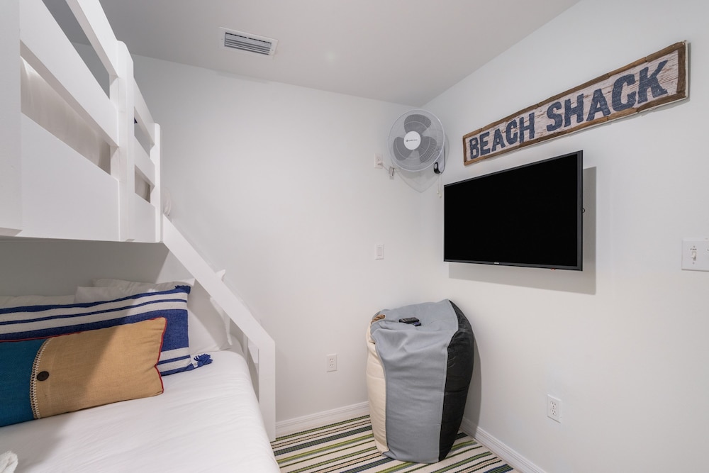 Destin Dolphin by Avantstay 2 Mins Walk To Beach w Pool Large Outdoor Entertaining Area