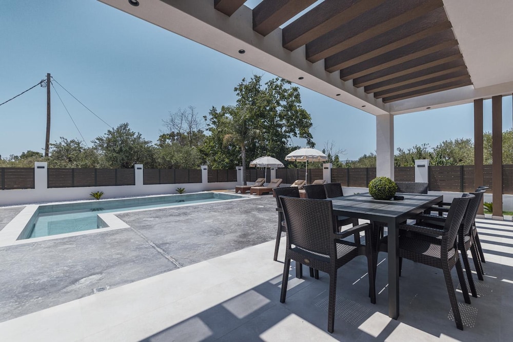 Villa Infinity Ena in Kalamaki