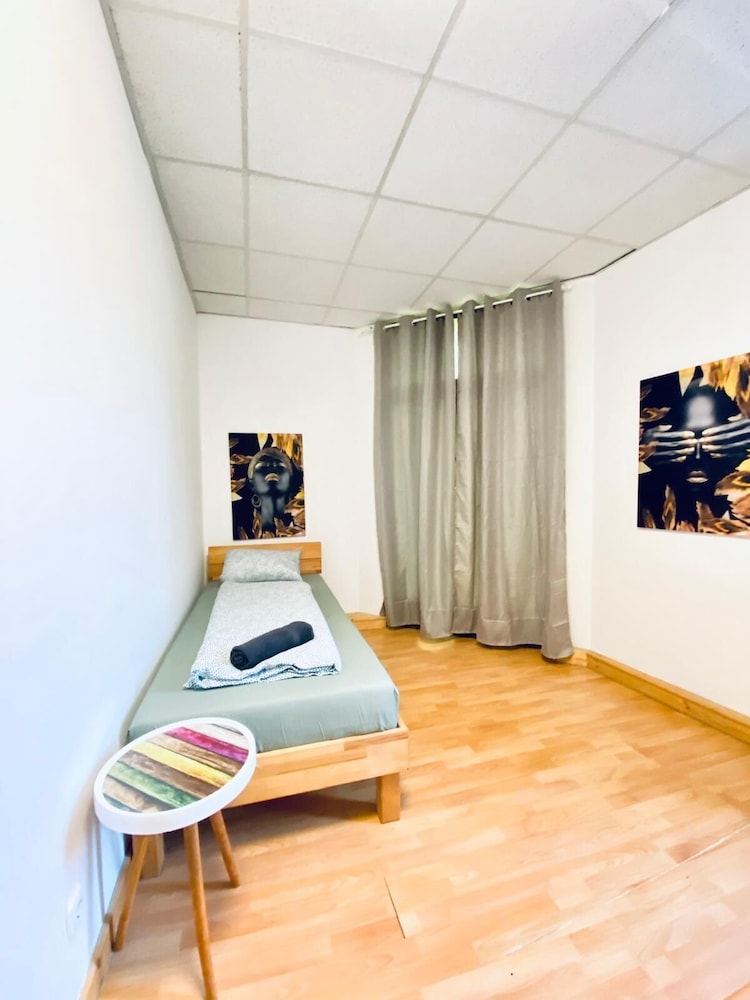 Stylish Shared 3-Bedroom Stay Near City