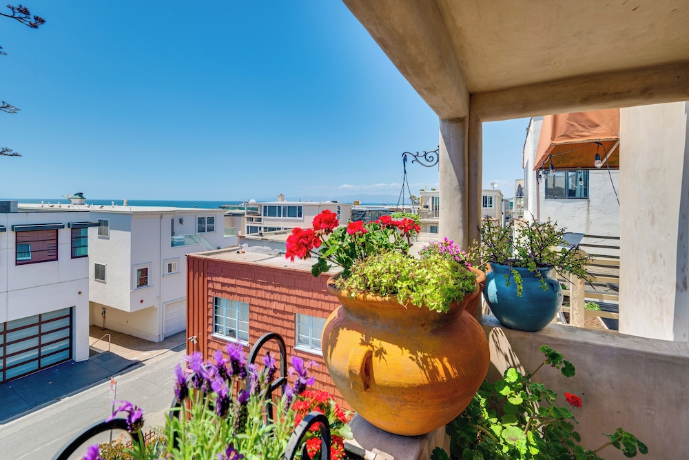 Walk to Ocean: Manhattan Beach Apt w/ Deck