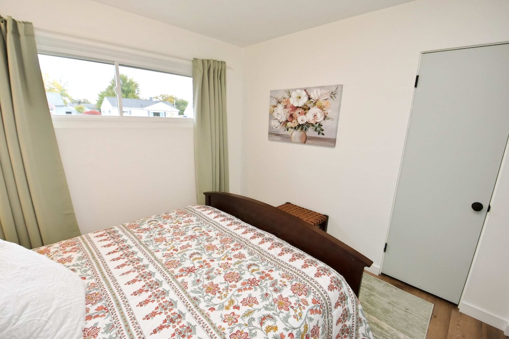 Modern 5 Bedroom Home Sleeps up to 12 15 min Walk to ND 2329