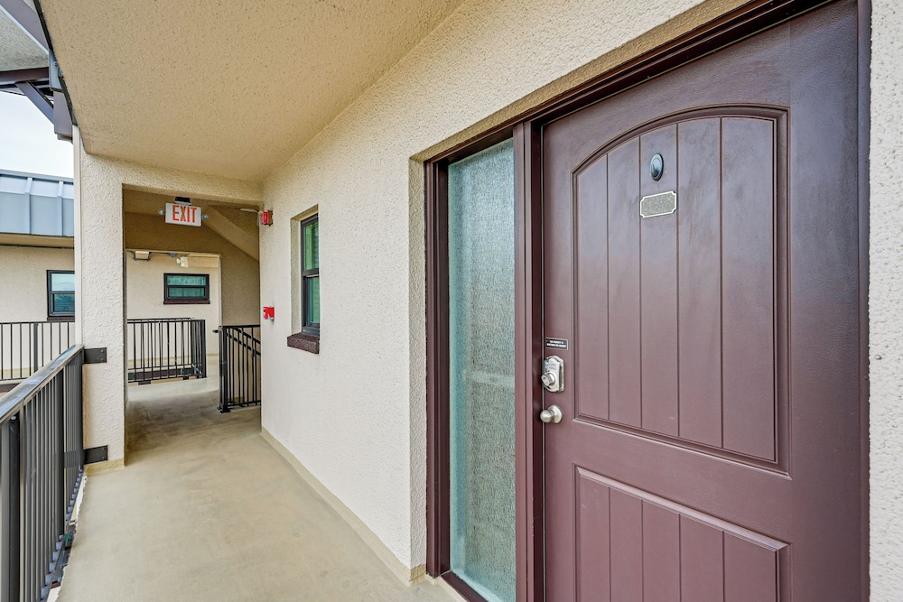Steps to Naples Bay & Tin City: Condo w/ Pool!