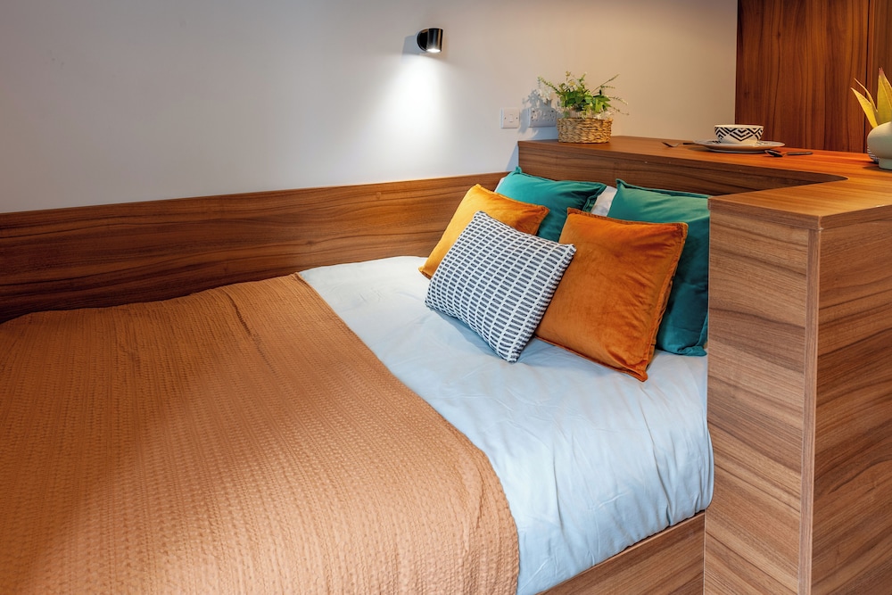 Students Only Straits Egham - 40 mins to Waterloo - Direct Bus to Heathrow