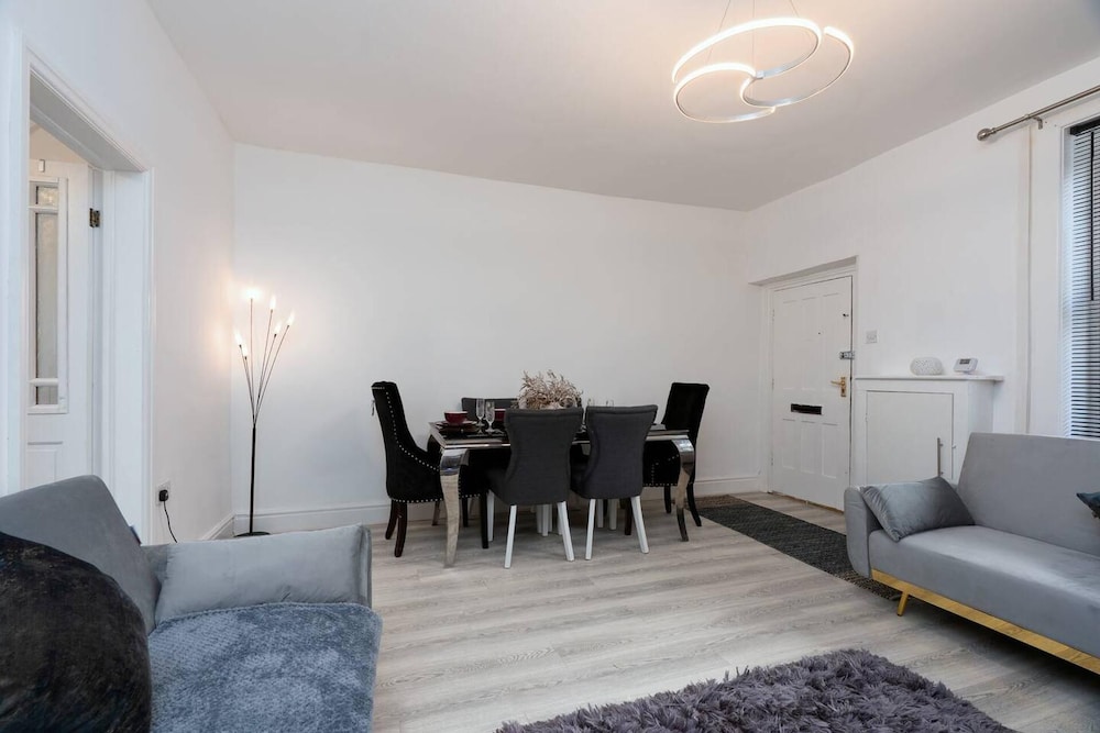 Cosy Cottage - Sleeps 6, Parking & Pet Friendly!
