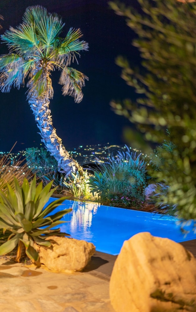 Luxury Villa Delphinus - Allparos Villas