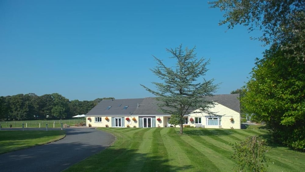 Pembroke Vacations - Lovesgrove Country Guest House - Property Image 3