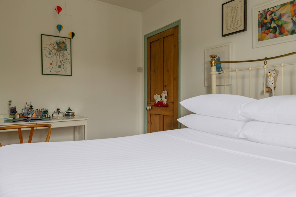 Englefield Road by Onefinestay