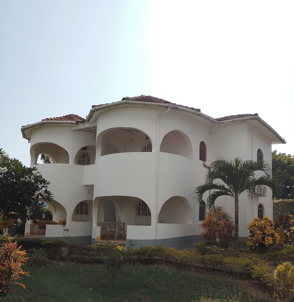 Four shells apartments diani