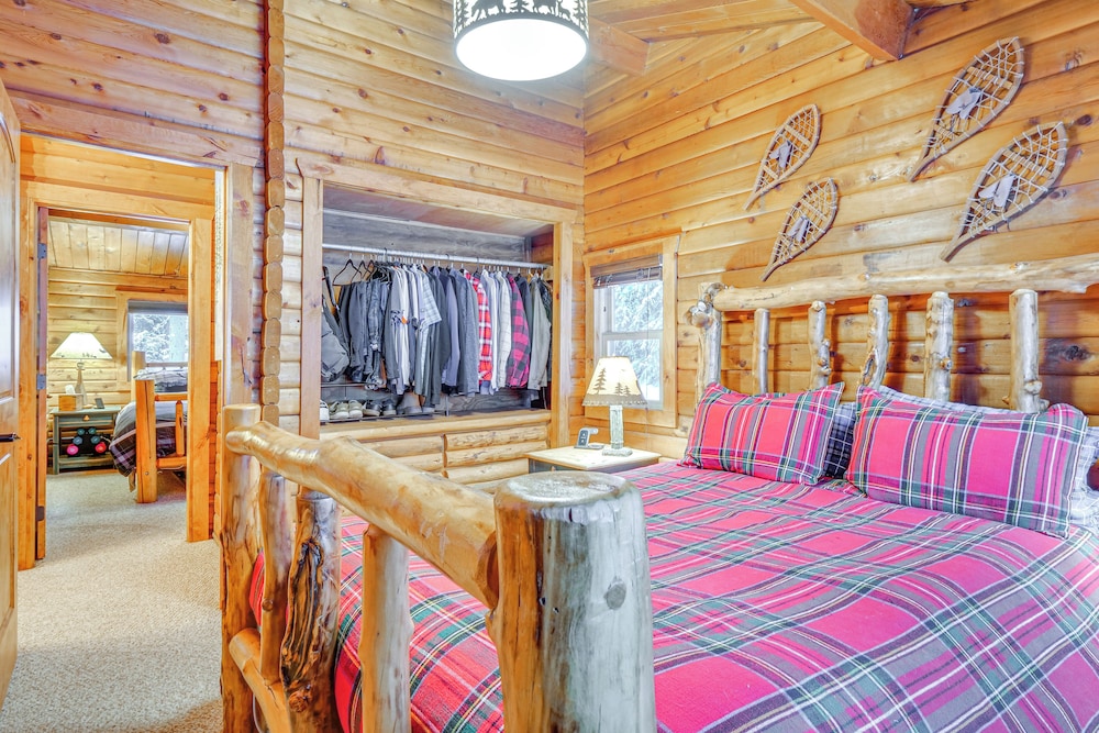 5 Mi to Breckenridge Ski Resort: Cozy Wood Cabin!