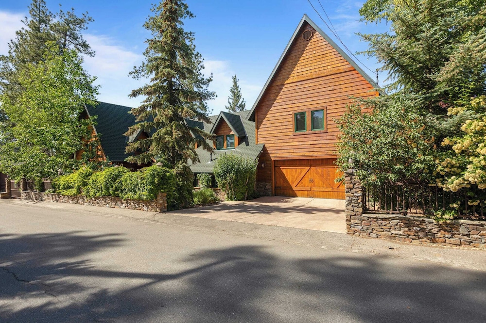 2 Lakefront Homes by Avantstay Sleeps 23, Private Dock+beach, Hot Tub, Fire Pit, Deck Views