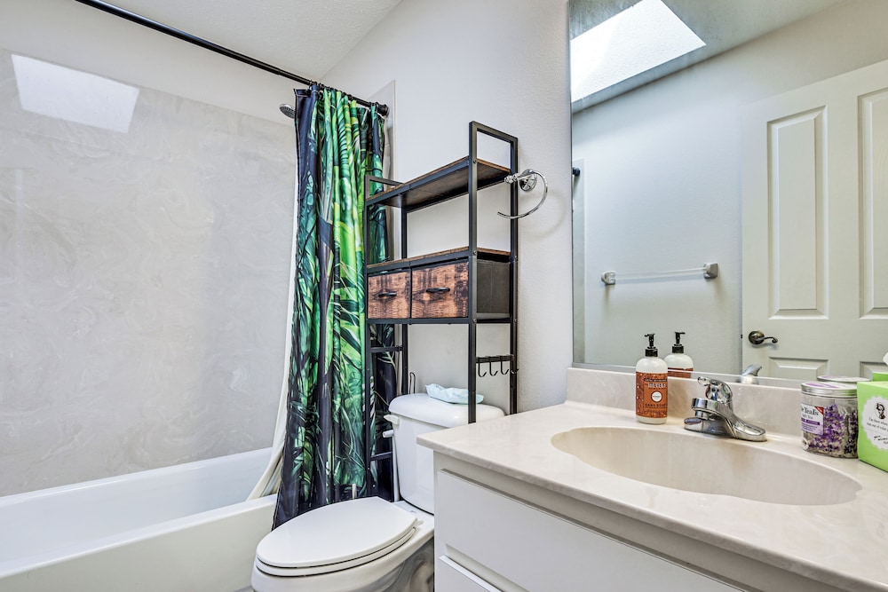 Dog-friendly Home, Lake Henderson Across Street!