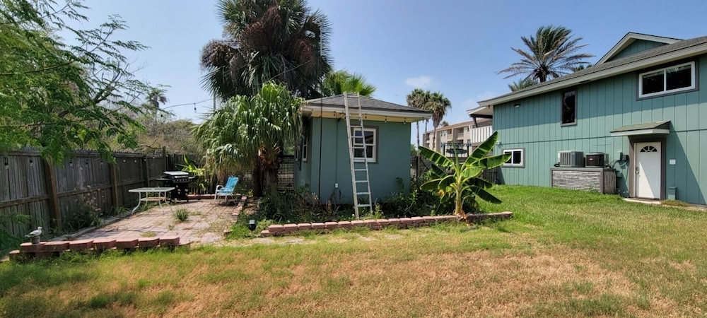 Sunset Dreams off Bay Large Home sleeps 14 3 Bedroom Home by RedAwning view 5