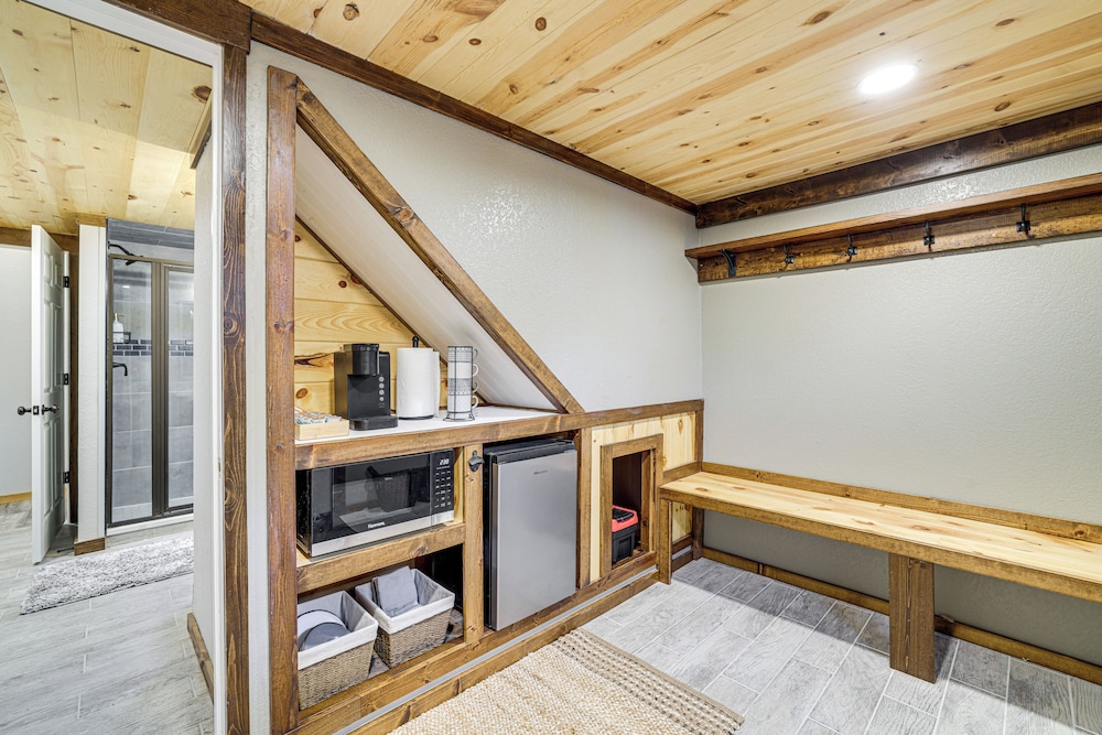 Near Bella Vista Trails & Elk River: Family Home!