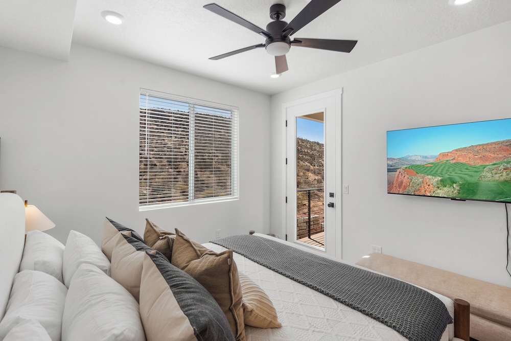 Brand New! Desert Cliff Sleeps 20 Guests!