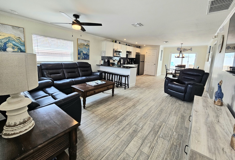 Coral by the Sea 3054, Sleeps 8, Walk to Beach