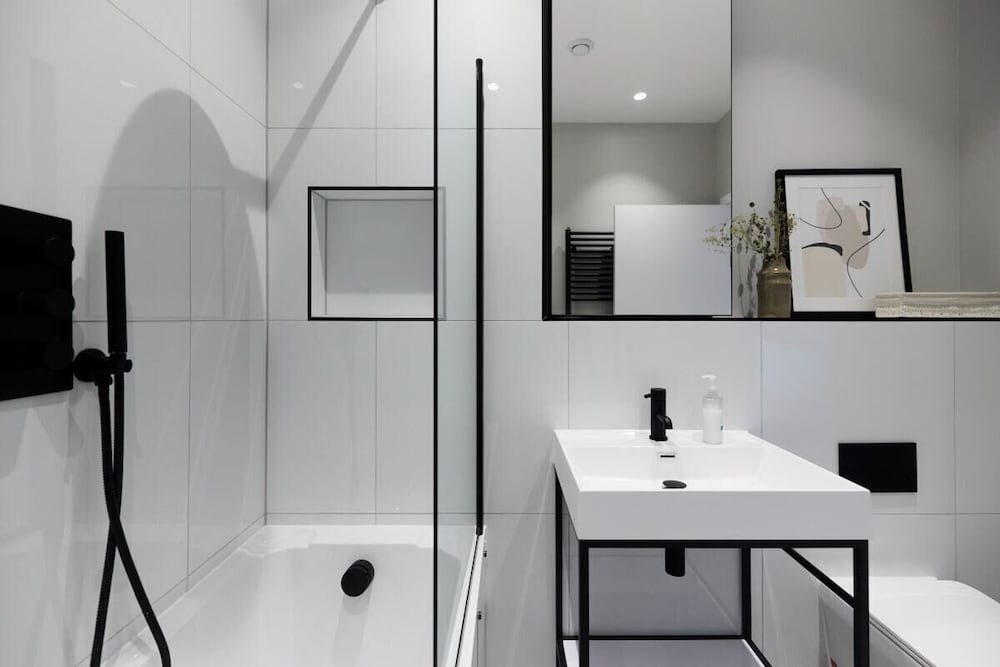 The Brondesbury Quarters - Modern 2bdr Flat With Balcony + Parking