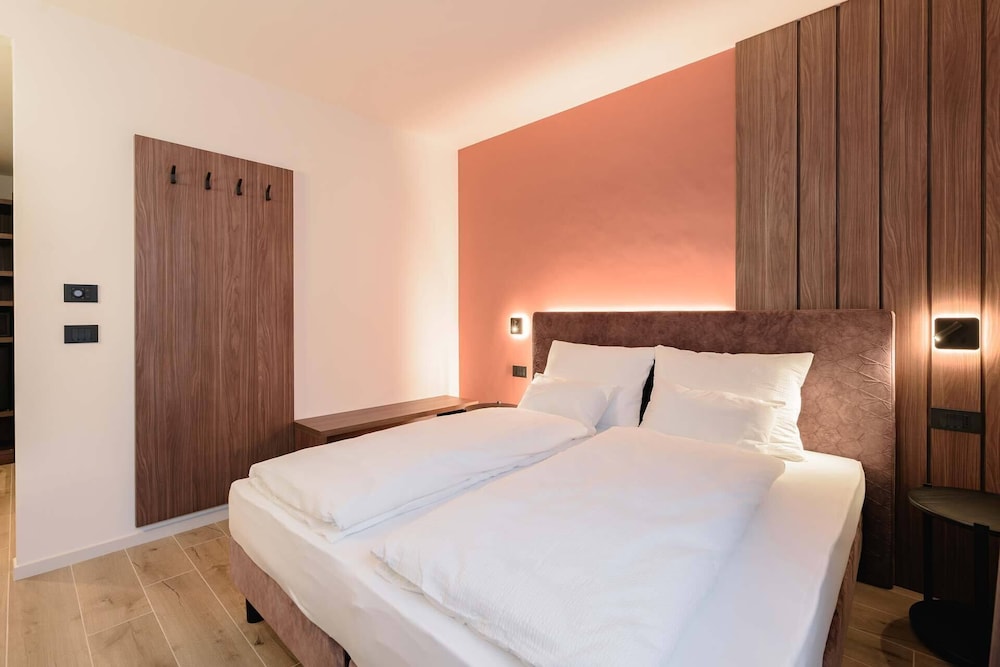 NAOMI Rooms
