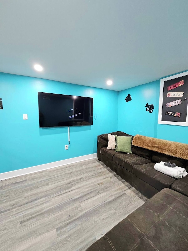 Cozy Home near City Center with Hot tub