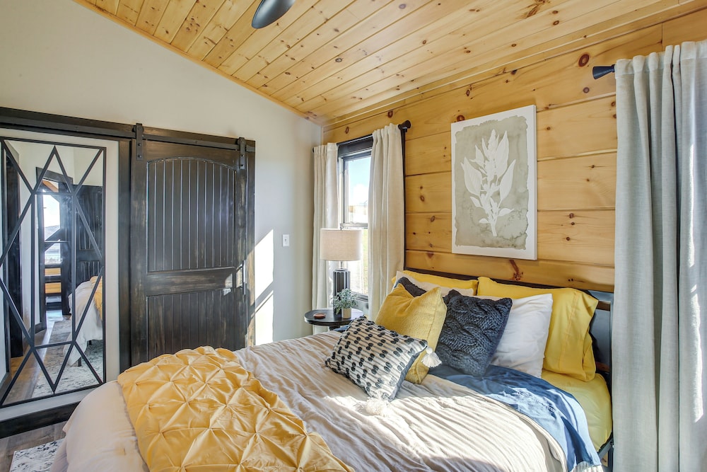 Stunning Hilham Home w/ Hot Tub, Views & Fire Pit!