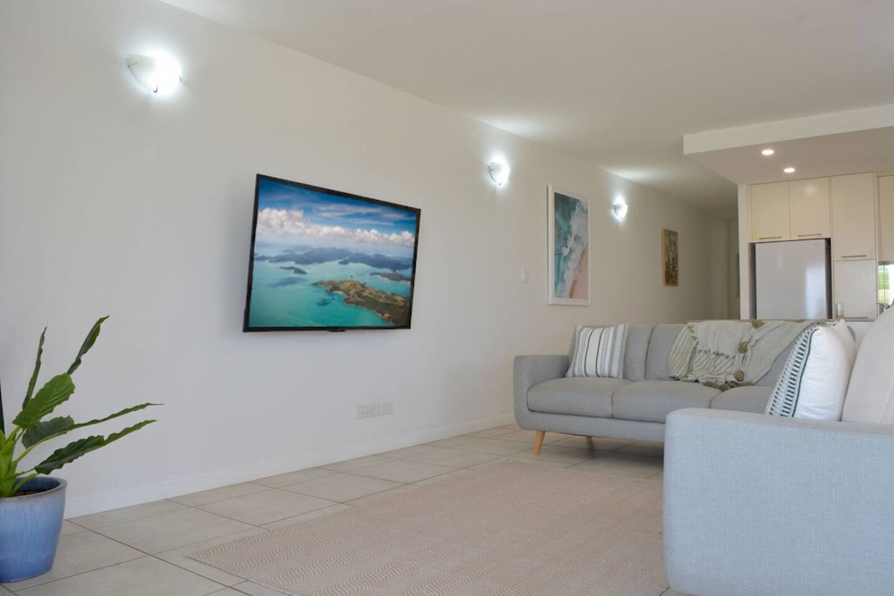 Beachfront 3-bed With Pool & Stunning Ocean Views