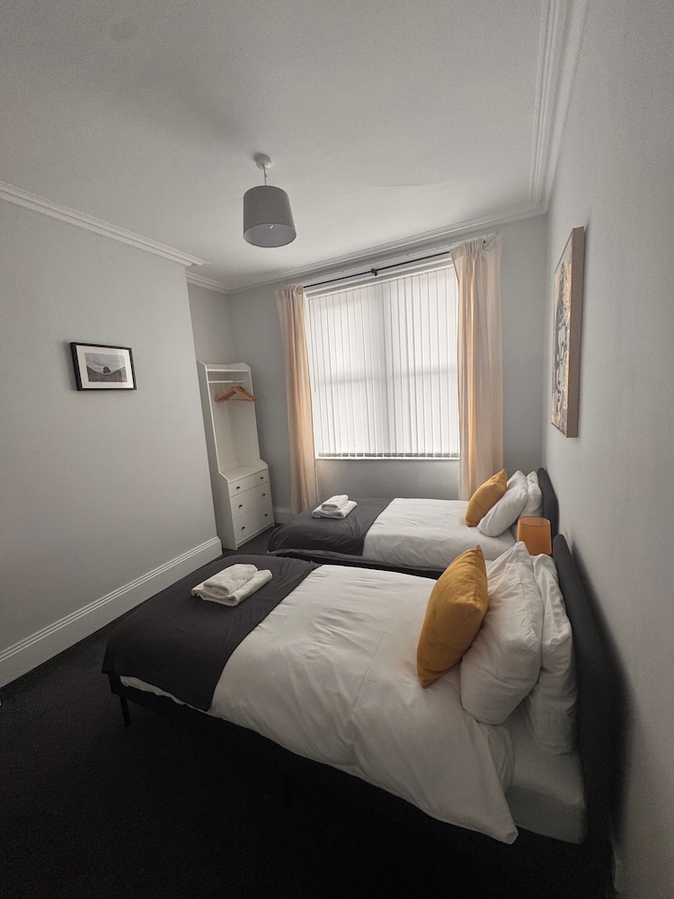 House - Sleeps 6 - Pet Friendly - Garden - Parking