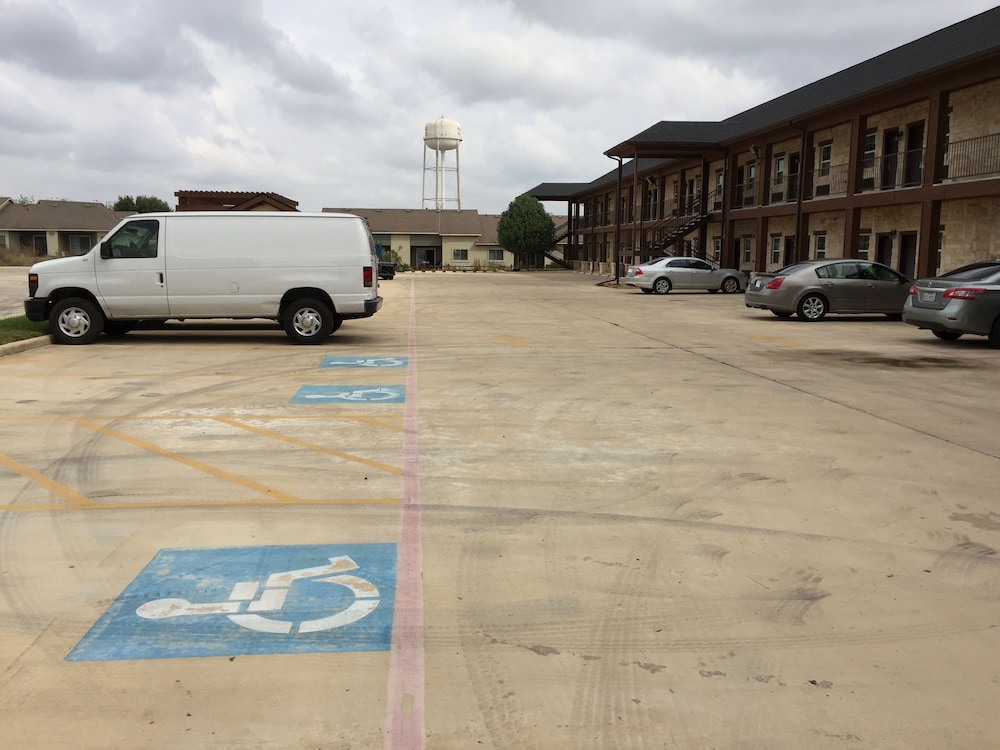 Pearsall Inn & Suites