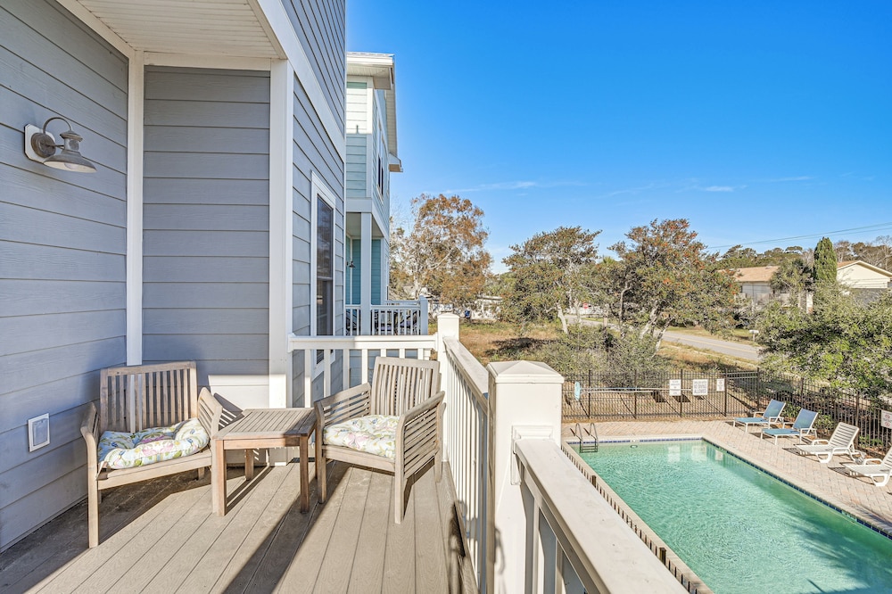 Walk to Shore: Myrtle Beach Home w/ Pool Access!