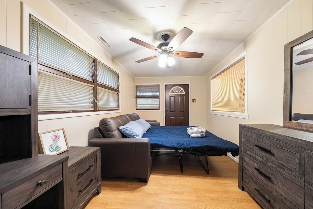 Spacious 3BR House With Firepit & Grill, Near Beach