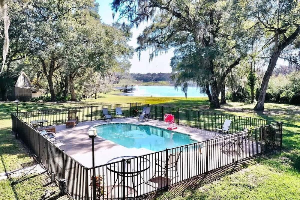 Executive 5 Bedroom Pool Home, Dade City!