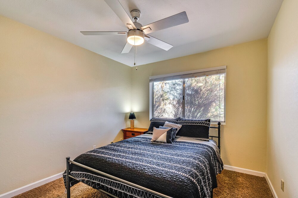 2 Mi to Lake Havasu: Pet-friendly Home