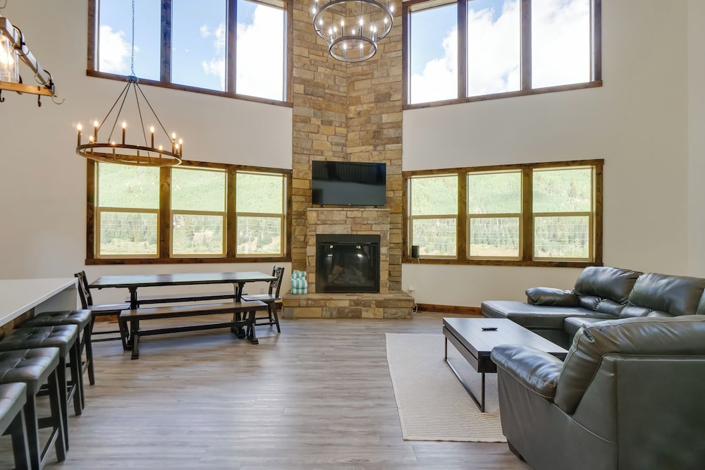 Hot Tub, Pool Table & Fireplaces: Blue River Gem
