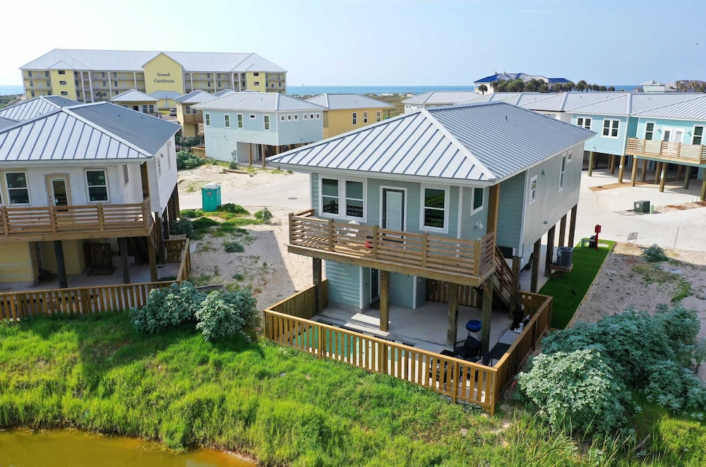 Sleeps 20 2 Homes w/ Beach Boardwalk Access, Water Canal Views, & Priv Pools