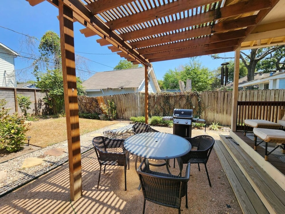 Cute Quiet Garage Apt Home