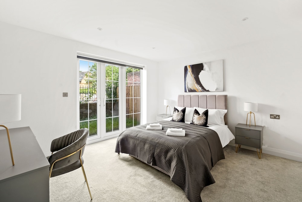 Luxurious 1 Bed Apartment - Free Wifi and Parking
