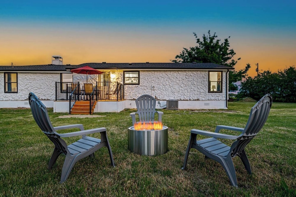 Built for Crews 1-story XL Yard Ample Parking