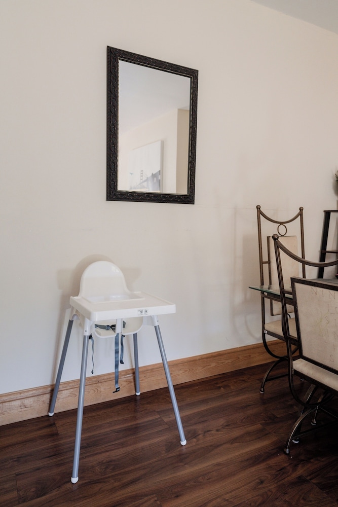 6-bed House - Sleeps 13 - Families & Contractors