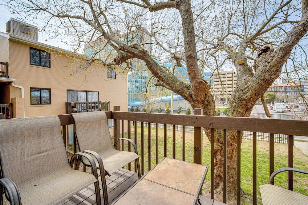 Walk to Casino: Condo w/ Balcony in Atlantic City!