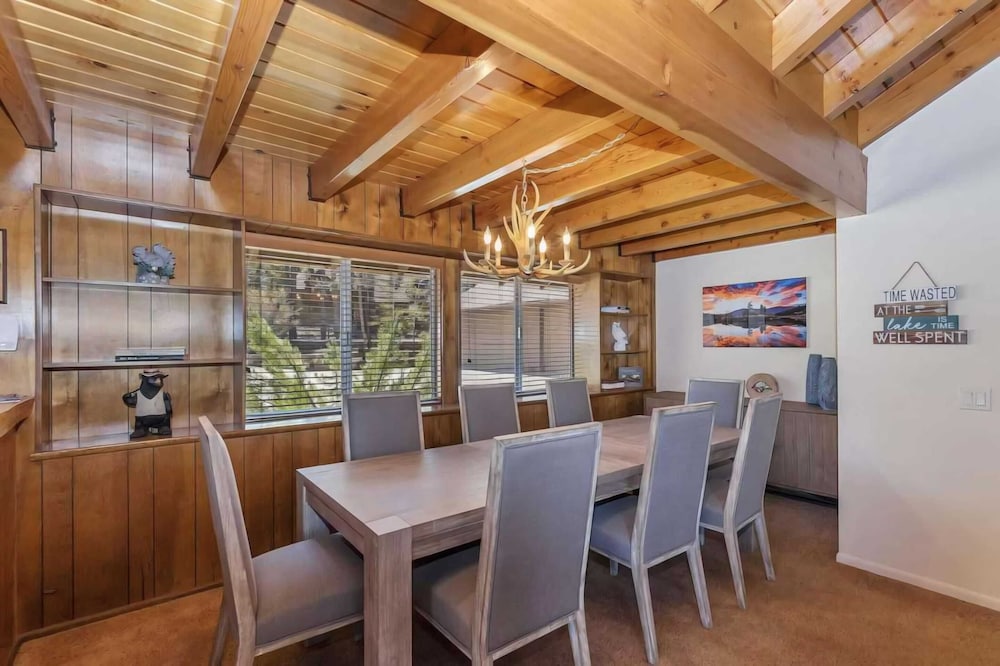 Sleeps 23 2 Homes, Lakefront, Private Dock, Hot Tub, Game Room, Swingset, View