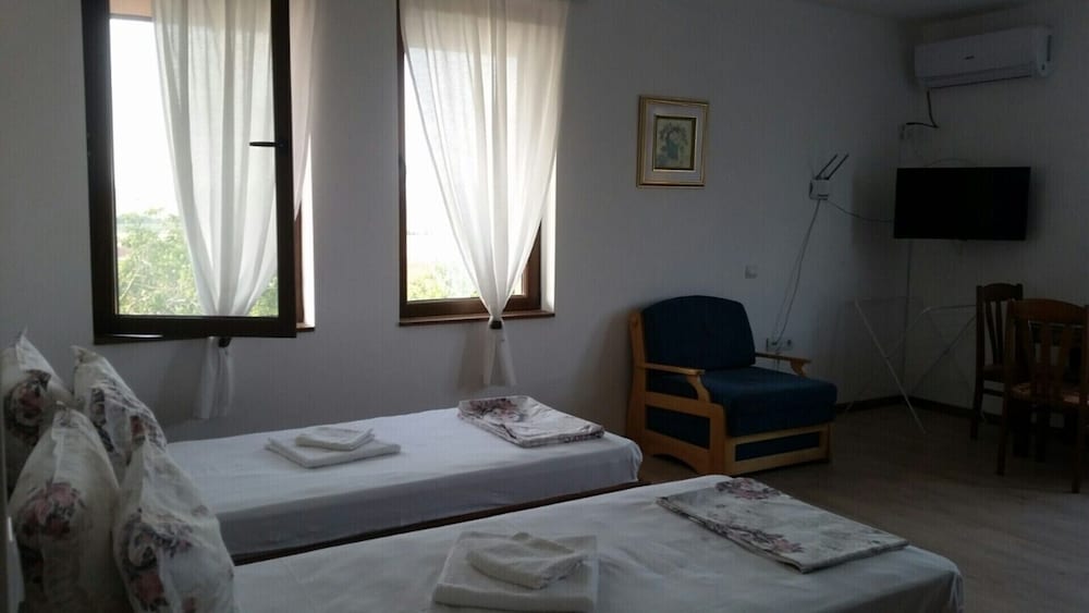 Immaculate Studio Apartment in Aleksandrovo view 3